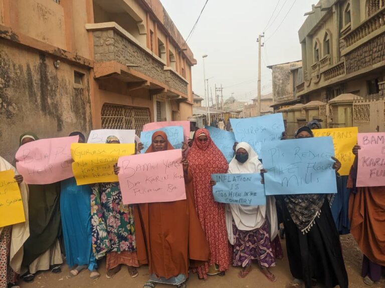 Masu sana’ar Gurasa sun yi zanga-zanga kan hauhawar farashin fulawa a Kano Masu sana’ar Gurasa sun yi zanga-zanga kan hauhawar farashin fulawa a Kano