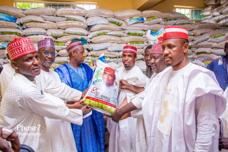 Dan Majalisar Taraiya, Ghali Panda ya raba buhu 18,600 na hatsi da Naira miliyan 20 a mazabar sa Dan Majalisar Taraiya, Ghali Panda ya raba buhu 18,600 na hatsi da Naira miliyan 20 a mazabar sa