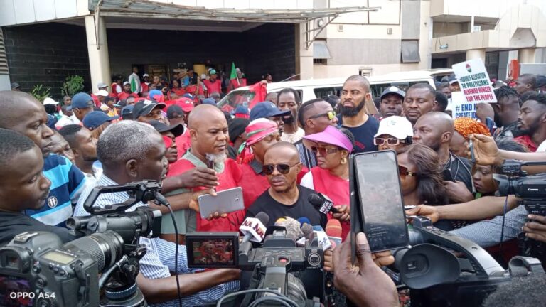 YANZU-YANZU: NLC ta sake fatali da sabon tayi na mafi ƙarancin albashi daga gwamnatin taraiya YANZU-YANZU: NLC ta sake fatali da sabon tayi na mafi ƙarancin albashi daga gwamnatin taraiya
