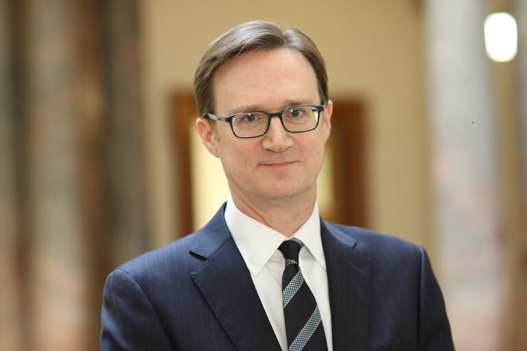 Idan ba karatun PhD za ku yi ba kar ku zo mana jami’o’i da iyalan ku — UK Idan ba karatun PhD za ku yi ba kar ku zo mana jami’o’i da iyalan ku — UK
