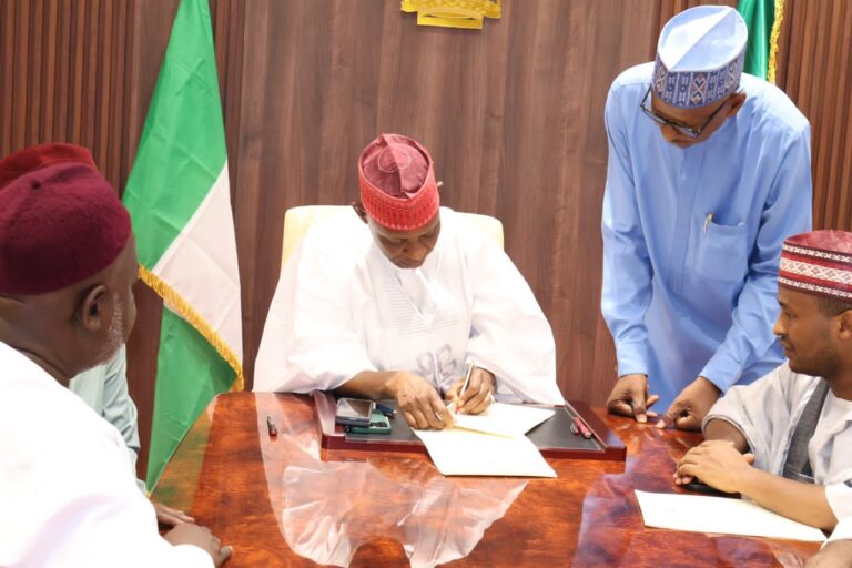 YANZU-YANZU: Gwamnan Kano ya sanya hannu a dokar yin gwajin lafiya kafin aure YANZU-YANZU: Gwamnan Kano ya sanya hannu a dokar yin gwajin lafiya kafin aure