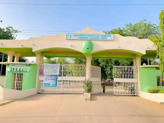 Kungiyar ASUU ta yi barazanar shiga yajin aiki a jami’ar Maitama Sule Kungiyar ASUU ta yi barazanar shiga yajin aiki a jami’ar Maitama Sule