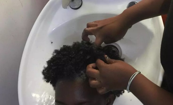 Yanayin zafi ya sanya matan Abuja cire ƙarin-gashi da yin aski Yanayin zafi ya sanya matan Abuja cire ƙarin-gashi da yin aski