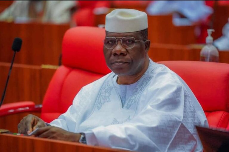 SANATA BAMIDELE OPEYEMI: Sara da sassaka ba ya hana gamji tofo – Daga Gimba Mansir SANATA BAMIDELE OPEYEMI: Sara da sassaka ba ya hana gamji tofo – Daga Gimba Mansir