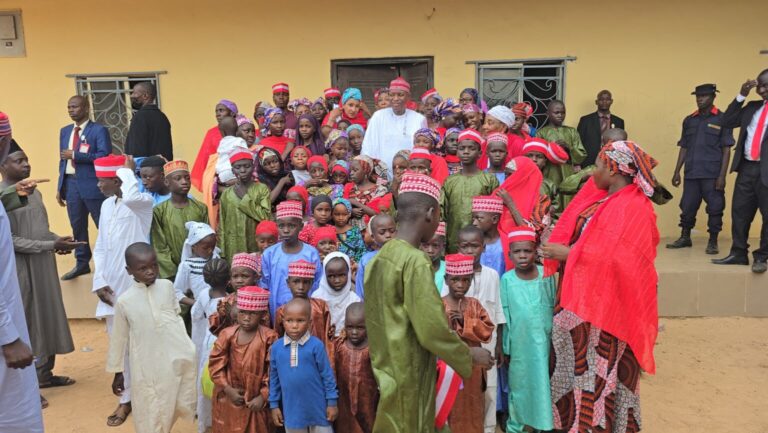 Gwamna Abba ya ɗauki nauyin rayuwar marayu 95 a Kano Gwamna Abba ya ɗauki nauyin rayuwar marayu 95 a Kano