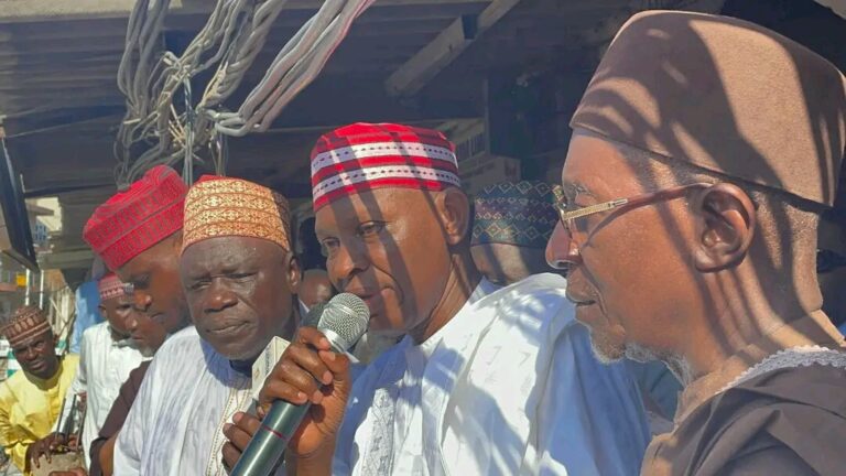 Gwamna Yusuf ya bada tallafin Naira Miliyan 100 ga waɗanda gobara ta shafa a kasuwar Kantin Kwari Gwamna Yusuf ya bada tallafin Naira Miliyan 100 ga waɗanda gobara ta shafa a kasuwar Kantin Kwari
