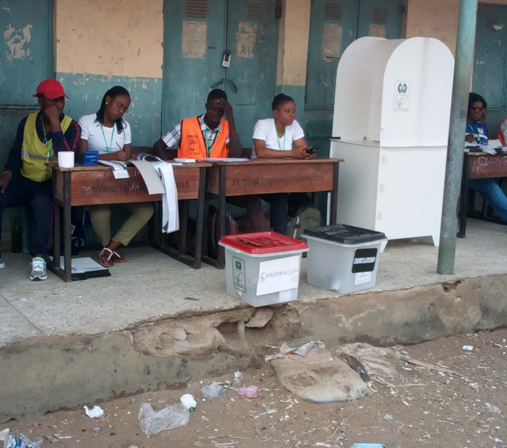 Electoral officials waiting for voters at polling unit, during the FCT Area Council in Gwagwalada, Abuja on Saturday (9/3/19). 01976/9/3/2019/ Harrison Arubu/JAU/NAN
