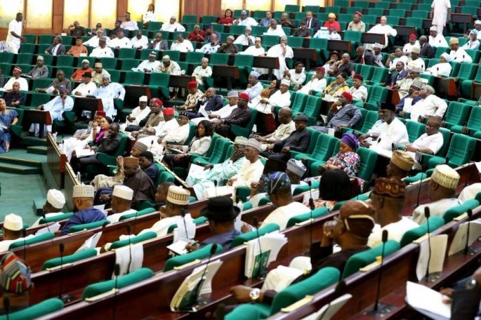   Zababbun yan majalisar wakilai na yan adawa sun kafa wani kwamiti da zai tantance tare da zabo yan takarar da za su tsaya takarar shugaban majalisar wakilai ta 10 A cikin wata sanarwa a ranar Litinin zababbun mambobin sun bayyana Nicholas Mutu a matsayin shugaba da kuma Victor Ogene a matsayin sakataren kwamitin mutum 11 Sanarwar mai dauke da sa hannun Ogene da wasu mambobin kungiyar uku ta ce kwamitin na da mako guda ya gabatar da rahotonsa Mambobin wadanda suka fito daga jam iyyu takwas da ke kiran kansu a matsayin Greater Minority sun bayyana cewa suna da mambobi 183 suna da abin da ake bukata wajen samar da shugaban majalisar sabanin 173 na jam iyyar All Progressives Congress APC A bisa yarjejeniyar bai daya da jam iyyun siyasarmu suka kulla da al ummar Najeriya wato rike gwamnati da jama a mun kuduri aniyar shiga cikin fage ta hanyar bayar da sahihin zabin shugabanci A bisa wannan kuduri Mafi rinjaye na majalisar wakilai ta 10 sun hada da wani kwamiti mai mutum 11 wanda shugaba da sakatare suka karawa aiki wanda aka dorawa alhakin tantancewa tantancewa da kuma ba da shawarwarin masu neman kujerar shugaban majalisar da mukaman mataimakin kakakin majalisa Tare da tsohon dan majalisar wakilai Nicholas Mutu a matsayin shugaba da Victor Ogene a matsayin sakatare kwamitin yana da mako guda don gabatar da rahotonsa in ji su Mambobin kwamitin sun hada da Abdulmumini Jibrin mataimakin shugaban NNPP Oluwole Oke PDP Gaza Jonathan Gbefwi SDP da Beni Lar PDP Sauran sun hada da Dr Ali Isa PDP Kabiru Rurum NNPP Donatus Mathew Kuzalio LP Yusuf Salisu Majigiri PDP Nnabuife Chinwe Clara YPP Maureen Chinwe APGA Rep Idris Salman ADC da Rep Afam Ogene Secretary LP Credit https dailynigerian com assemnly speaker members  