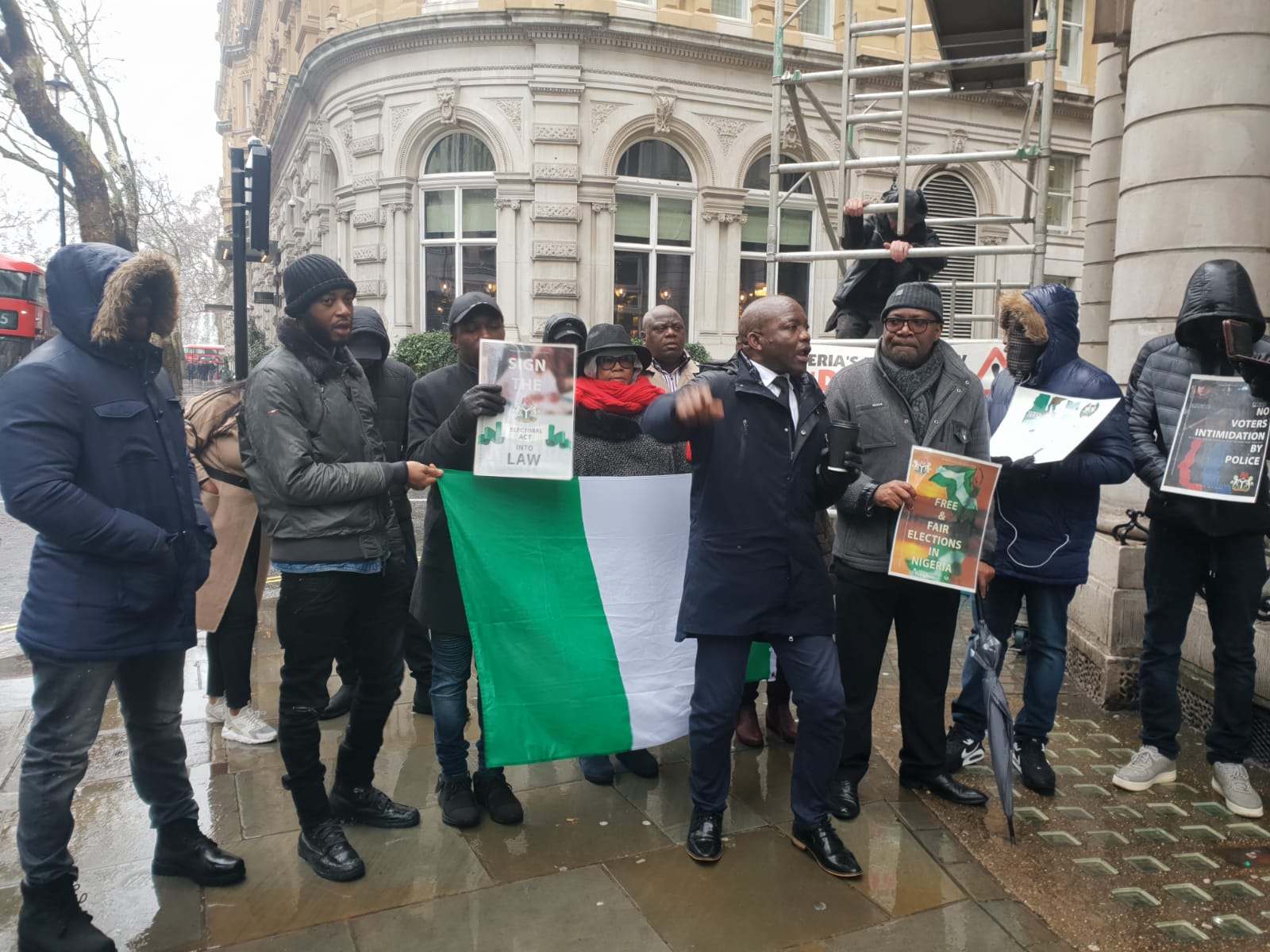   Babban Ofishin Jakadancin Najeriya a birnin New York ya koka da yadda ake samun karuwar takardun sakin aure na bogi daga yan kasarta domin tantancewa a shekarar 2021 Wani rahoto kan ayyukan ofishin jakadancin na shekarar 2021 da Kamfanin Dillancin Labarai na Najeriya NAN ya samu a birnin New York ya bayyana cewa takardun da ake zargin wasu kotuna a Najeriya ne suka fitar an gabatar da su ga karamin ofishin domin ba da shaida Wannan ci gaban yana da matukar tayar da hankali domin irin wadannan takardu da suka hada da Dokar NISI da Absolute wai na raba auren da aka kulla a Najeriya da an fara gabatar da su ga hukumomin da ke karbar bakuncinsu sai kawai an gabatar da su ga karamin ofishin don ba da shaida bayan hukumomin da ke karbar bakuncin sun ki amincewa da su Don dakile wadannan munanan dabi u Ofishin Jakadancin ya dage kan cewa a kan takardun da Ma aikatar Harkokin Waje Abuja ta fara ba da shaida za a sake tabbatar da su don gabatar da su ga hukumomin Amurka Babban ofishin ya ba da shawarar karfafa aikin tantancewa da tabbatar da takaddun da aka gabatar don tantancewa a ma aikatar harkokin waje Abuja da aka yi niyyar amfani da su a kasashen waje Wannan shi ne don tabbatar da sahihancin wadannan takardu da kuma guje wa abin kunya ga ofishin jakadancin da Najeriya Ya dace a bayyana cewa karamin ofishin yana da iyaka wajen tabbatar da takaddun da ke fitowa daga hukumomin Najeriya a gida A cewar rahoton Ofishin Jakadancin ya ba da taimakon da ya dace a cikin aikinta musamman ta hanyar ba da takaddun shaida ga yan asa don daidaita zamansu a Amurka a cikin 2021 An samu karuwar yan Najeriya da ke ziyartar karamin ofishin jakadancin domin neman taimako domin saukaka zamansu biyo bayan alkawarin da shugaban kasar Joe Biden ya yi na bai wa yan kasashen waje masu bin doka da oda zamansu Bugu da kari ya ce karamin ofishin ya yi nasarar duba jabun takardar izini daga ma aikatar lafiya ta tarayya domin a yi watsi da su don dawo da gawar mutane Najeriya domin binne su Kafin shekarar 2021 Ma aikatan Jana izar suna da abokan aikinsu a Legas wadanda suka yi jabun wasikar Ma aikatar Lafiya Ofishin Jakadancin ya yi nasarar aikewa da ma aikatar lafiya samfurin wadanda suka rattaba hannun wanda aka yi amfani da shi wajen tantance takardun neman izinin Ta ce tawagar ta samu tare da aiwatar da bukatar agaji daga yan Najeriya da ke gidan yari da kuma wadanda ke makale a Amurka saboda wasu dalilai Sai dai kuma ta ce an takaita wa karamin ofishin jakadancin ne a wannan fanni saboda karancin kasafin kudi Har ila yau ta ce ta bayar da taimako ga yan Najeriya da ake tsare da su da jami an tsaro suka kama musamman Hukumar Shige da Fice ta Kasa NIS Tsaron Cikin Gida Hukumar Bincike ta Tarayya FBI da kuma hukumomin yan sanda Bayan samun irin wadannan bayanai sashen kula da jin dadin jama a a ofishin jakadancin zai tuntubi wanda ake tsare da shi ta hannun jami in tsaro da ke kula da lamarin Sashen zai tuntubi jami in tsaro da ke gudanar da shari ar don tantance ko tabbatar da asalin dan Najeriya da wanda ake tsare da shi da irin laifin da aka aikata da yanayin da ake tsare da dan Najeriyar Wannan bayanin zai taimaka mana wajen tabbatar da irin taimakon da wanda ake tsare da shi ke bukata daga Ofishin Jakadancin Ya danganta da irin laifin da aka aikata an bayar da belin wasu daga cikin wadanda ake tsare da su yayin da wasu kuma ake tsare da su suna jiran gabatar da shari a inji ta A cikin shekarar da ake bitar Ofishin Jakadancin ya shiga cikin abubuwan musamman wa anda suka ha a da Bikin Tunawa da wa anda COVID 19 ya shafa a Amurka Bikin wanda ya gudana a ranar 19 ga Yuni 2021 kuma ya samu halartar manyan yan Najeriya da dama ciki har da Madam Amina Mohammed mataimakiyar Sakatare Janar na Majalisar Dinkin Duniya Hakazalika Ofishin Jakadancin ya shirya taro uku na Gari da yan Nijeriya a watan Afrilu Yuli da Oktoba Dr Uzoma Emenike jakadan Najeriya a Amurka ya kasance babban bako a bugu na Oktoba in ji shi NAN  