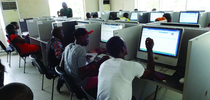   Hukumar shirya jarabawar shiga jami a ta JAMB ta shawarci yan takarar da suka zana jarrabawar gama gari na shekarar 2023 UTME da su fara tantance sakamakonsu daga ranar Talata Wannan na kunshe ne a cikin wata sanarwa da shugaban sashen hulda da jama a na hukumar Dakta Fabian Benjamin ya rabawa manema labarai ranar Litinin a Legas A cewar Mista Benjamin hukumar ta jinkirta sakin ne domin tabbatar da cewa an kammala duk wani binciken da ya dace baya ga tabbatar da cewa an samu ma ana da ma auni kafin sakin Yayinda yan takara ke tantance sakamakonsu a ranar Talata 2 ga watan Mayu wadanda suka zana jarrabawar amma suka fuskanci kalubale ba tare da sanin haka ba ba za su ga sakamakonsu ba sai dai su ga sanarwarsu na sake tsara jarabawar Saboda haka ana kira ga duk yan takarar da suka zana jarrabawar da su duba sakamakonsu a ranar Alhamis 8 ga watan Mayu ko kuma kafin ranar in ji shi Mista Benjamin ya bukaci dukkan yan takarar da ke karkashin wadannan rukunonin da aka ambata da su buga takardunsu a ranar Alhamis 4 ga watan Mayu zuwa Juma a 5 ga watan Mayu domin sanin lokaci da wurin da za a yi jarrabawar Ya kuma bayyana cewa yan takarar su lura cewa za a hada su ne a wani wuri na tsakiya a cikin jihohinsu domin zana jarrabawar saboda haka akwai bukatar su buga takardar shedar zuwa ranar Alhamis 4 ga watan Mayu domin yin isassun shirye shirye zauna jarrabawa NAN Credit https dailynigerian com utme candidates start checking  