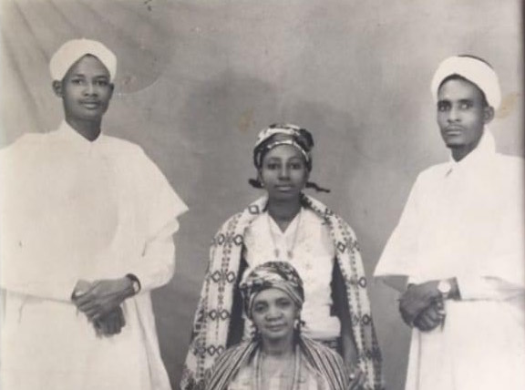 Alhaji Aminu Dantata (first left), late Hajiya Bara Dantata (standing middle), late Alhaji Ahmadu Dantata (first right) and their mother, late Hajiya Umma Zaria (sitting).