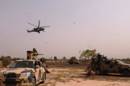   Dakarun sojin sama na Operation Thunder Strike sun yi nasarar fatattakar yan ta addan da ba su wuce 20 ba a babban yankin makarantar horas da sojoji ta Najeriya NDA Wasu majiyoyi masu sahihanci sun shaida wa PRNigeria cewa an ga wasu yan bindiga a kan babura sama da 50 a yammacin ranar Alhamis inda suka nufi makarantar horas da jami ar a jihar Kaduna Ku tuna cewa wasu yan bindiga wadanda ake zargin yan bindiga ne sun mamaye makarantar koyar da sojoji a watan Yunin bara A harin da aka kai a baya an yi garkuwa da wani Kyaftin din Sojojin Najeriya yayin da masu laifin suka harbe sojoji biyu Bayan da aka samu labarin zirga zirgar yan ta adda a sassan makarantar sojoji a ranar Alhamis PRNigeria ta tattaro cewa wasu jirage masu saukar ungulu na rundunar sojojin saman Najeriya guda biyu sun yi artabu da yan ta addan wadanda suka taso daga kauyen DAMARI da ke karamar hukumar Birnin Gwari Yan fashin a adadinsu an gansu a cikin tanti na wucin gadi da kuma babura da adadinsu ya kai 50 Lokacin da suka ga jirgin yan fashin suka fara gudu zuwa cikin dajin Wannan ya haifar da wani ha i a kuma mai tsananin ruwan sama na jahannama daga sama a kan arna yayin da an bindigar da suka tsira da aka gani suna fafutukar kare kansu daga iskar da aka fi samun su da kyau Moreso kamar yadda aka saba martanin da aka samu ranar Juma a bayan samamen daga rundunonin sojan kasa da kuma majiyoyin gida sun nuna cewa yan bindigar sun shiga rudani sosai kuma sun yi asarar yan fashi kusan 20 Haka kuma shirinsu na cin zarafi da kuma tozarta Cibiyar Tsaro ta Najeriya da gwamnatin wannan rana ya ci tura sosai in ji shi By PRNigeria  