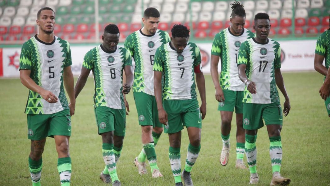   Hukumar kula da kwallon kafa ta Najeriya NFF a ranar Talata ta ce tikitin shiga gasar cin kofin nahiyar Afirka da za a yi ranar Juma a ta 2023 AFCON wasan neman tikitin shiga gasar tsakanin Najeriya da Guinea Bissau zai tashi ne kan Naira 2 000 da kuma N10 000 Ademola Olajire Daraktan Sadarwa na NFF ya ce tikitin zai kai Naira 2 000 da kuma N10 000 na kujerun talakawa da na VIP bi da bi Super Eagles za ta kece raini da Djurtus Wild Dogs ta Guinea Bissau a filin wasa na Moshood Abiola na kasa da ke Abuja a fafatawar da ake yi a ranar 3 ga wasannin share fage Ana samun tikitin a sakatariyar NFF da ke filin wasa na Moshood Abiola na kasa Old Parade Ground tsohon ofishin NFF da ke Wuse Zone 7 da sauran wuraren da aka kebe in ji Olajire Najeriya da ke da maki shida a wasanni biyun da ta buga a baya za ta kara da Guinea Bissau a wasan daf da na kusa da na karshe wanda zai tabbatar da yadda ake murza leda Super Eagles dai sun fi son zabar dukkan maki shida a wasan na ranar Juma a da kuma wasan da za su yi a mako mai zuwa don ba da tabbacin tsallakewa zuwa wasan karshe a Cote d Ivoire a farkon shekara mai zuwa A halin da ake ciki da misalin karfe 4 na yammacin ranar Talata yan wasa 21 ne a sansanin Super Eagles da ke Abuja Sai dai ana sa ran dan wasan gaba Victor Osimhen wanda tuni yaje Legas kuma yana jiran hawa jirginsa zuwa Abuja da kuma dan wasan baya na kasar Portugal Zaidu Sanusi Alkalin wasan Masar Mahmoud Elbana ne zai jagoranci wasan Yan uwansa Youssef Elbosaty Sami Halhal da Ahmed El Ghandour za su yi aiki a matsayin mataimakin alkalin wasa 1 mataimakin alkalin wasa 2 da kuma na hudu bi da bi Prosper Harrison Addo daga Ghana ne zai zama kwamishinan wasa sannan dan kasarsa Kotey Alexander ne zai tantance alkalin wasa NAN Credit https dailynigerian com tickets super eagles versus  