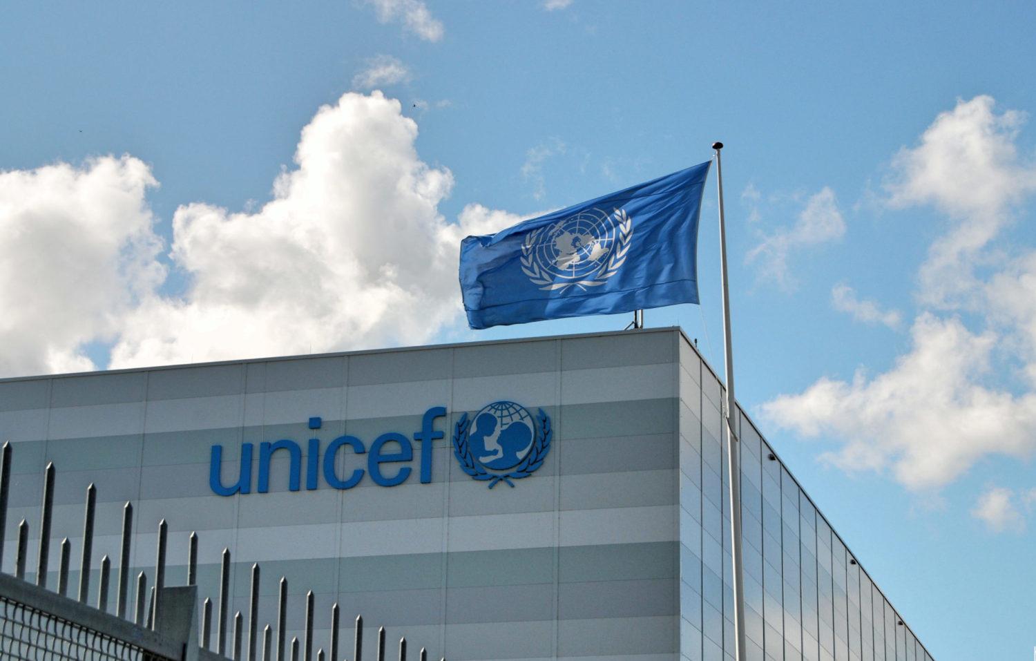   Asusun Tallafawa Kananan Yara na Majalisar Dinkin Duniya UNICEF ya ba da gudummawar abinci na magani ga mata masu shayarwa da masu juna biyu mata masu ciki a Bayelsa Da yake bayar da gudummawar a cibiyar kiwon lafiya matakin farko da ke garin Sagbama hedkwatar karamar hukumar Sagbama ta Bayelsa shugaban hukumar UNICEF na ofishin filin Fatakwal Anselem Audu shugaban ma aikatan hukumar ta Majalisar Dinkin Duniya ya bayyana dalilin da ya sa aka bayar da gudunmawar don inganta tasirin karancin abinci mai gina jiki ga yara a yankin Tawagar UNICEF ta samu rakiyar jami an ma aikatar lafiya ta jihar zuwa tsohon garin Sagbama Kamfanin Dillancin Labaran Najeriya ya nakalto UNICEF na cewa bayanai daga binciken da ta gudanar da kuma na abokan huldar ta sun nuna cewa karamar hukumar Sagbama na daga cikin mafi muni da ambaliyar ruwa ta 2022 ta yi barna a gonaki lamarin da ya janyo yawaitar yara masu fama da tamowa a yankin yanki Da yake magana kan matsalar rashin abinci mai gina jiki Mista Audu ya lura cewa UNICEF na da niyyar yin irin wannan aikin a sauran kananan hukumomin da ambaliyar ruwa ta shafa a fadin jihar Ya ce ba da gudummawar kayan abinci na warkewa ba shine karo na farko da hukumar ta fara aiwatar da mummunar ambaliyar ruwa a Bayelsa a shekarar 2022 ba Mista Audu ya ce abincin da ake amfani da su na magani yakan zama gyare gyaren abinci na yau da kullun kuma a cikin gudanar da abinci na warkewa ana yin gyare gyare a cikin abubuwan gina jiki nau i da kuma rashin lafiyar abinci da rashin ha uri da abinci Ya ce abinci na warkewa abinci ne da aka tsara don ba da dama da sarrafa wasu abinci da abubuwan gina jiki Ana amfani da kayan abinci na warkewa a matsayin wani angare na maganin wasu yanayin kiwon lafiya musamman a cikin yara Likitoci ne suka rubuta wa annan abubuwan abinci kuma an tsara su ta hanyar kwararrun abinci mai gina jiki in ji shi NAN Credit https dailynigerian com unicef donates therapeutic  
