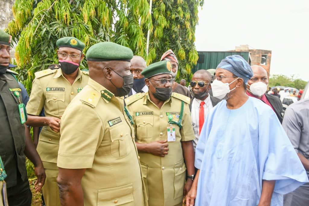   Akalla fursunoni 21 da ke zaman gidan yari daban daban a gidan yari na Jos a halin yanzu suna shiga jarrabawar kammala karatun sakandare na watan Nuwamba Disamba 2022 SSCE ASC Geofrey Longdiem jami in hulda da jama a na rundunar yan sandan jihar Filato ya bayyana hakan ga Kamfanin Dillancin Labaran Najeriya ranar Juma a a Jos A cewar Mista Longdiem fursunonin 21 da ke zana jarabawar wanda hukumar jarrabawar NECO ta shirya a cikin gidan gyaran hali sun kunshi maza 15 da mata shida Ya bayyana cewa matakin na daya daga cikin aikin hukumar da ta tanadi samar da fursunoni masu amfani ga kansu da iyalai da kuma al umma bayan kammala zaman gidan yari Wannan wani bangare ne na aikinmu na inganta tsarin gyaran fursunonin domin su zama masu amfani ga kansu da kuma al umma bayan kammala zaman gidan yari Ya yi dai dai da wa adin mu na gyara gyarawa da kuma mayar da fursunoni cikin al umma ta hanyoyi da sana o i daban daban Kamar yadda ake cewa ilimi iko ne ma anar samun makaranta a cikin farfajiyar gidan yari shine a gyara fursunonin da fasaha da kuma ba su ilimi na yau da kullun in ji shi Mista Longdiem ya godewa daidaikun mutane kungiyoyi masu zaman kansu kungiyoyin addini da kuma hukumomin gwamnati da suka bayar da kudaden da aka yi amfani da su wajen yi wa fursunonin rajista don jarrabawar NAN ta ruwaito cewa jarrabawar da aka fara a ranar 23 ga watan Nuwamba za ta kare ne a ranar 21 ga watan Disamba NAN  