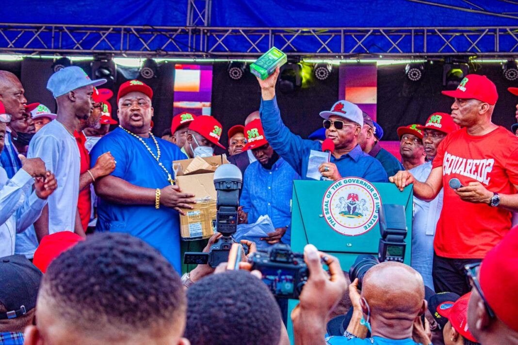 Governor Uzodimma distributes 2,700 smartphones