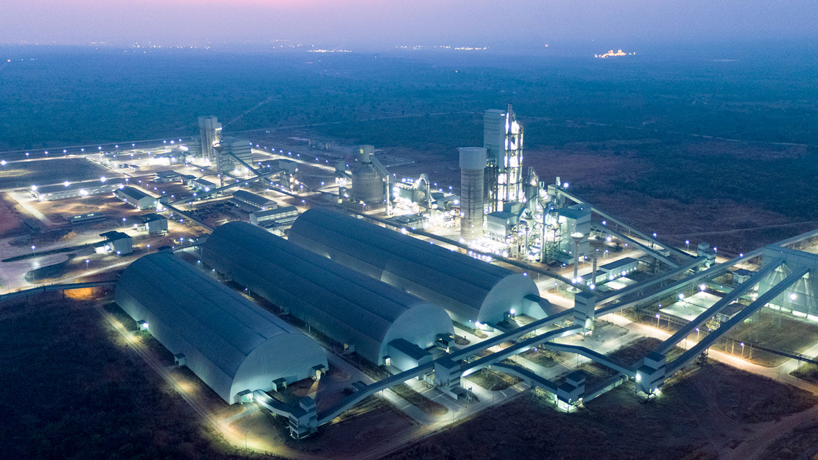   Dangote Cement Plc ya ce kokarin da ya yi na bayyana muhalli da kuma dorewa ya haifar da sakamakon da ake bukata ta hanyar Carbon Disclosure Project CDP wanda ya daga darajar kamfanin daga C zuwa B Babban jami in kamfanin Michel Puchercos ne ya bayyana hakan a wata sanarwa da ya fitar ranar Talata a Legas a daidai lokacin da kamfanin ya bayar da shawarar raba Naira 20 kan kowanne kason na shekarar da ta kare a ranar 31 ga Disamba 2021 CDP kungiya ce mai zaman kanta ta kasa da kasa mai zaman kanta a Burtaniya wacce ke gudanar da tsarin bayyana duniya ga masu zuba jari kamfanoni birane jihohi da yankuna don sarrafa tasirin muhallinsu Hakan dai ya daga darajar ne sakamakon jajircewar da kamfanin ya yi kan sauyin yanayi Mista Puchercos ya ce ha akawa ya bayyana karara kan ci gaban da Dangote Cement ya samu dangane da jajircewarsa na gaskiya da kuma rage sawun carbon dioxide Mun yi farin cikin gane mu ta hanyar ci gaban da muke samu wajen bayyana muhallinmu da dorewa in ji shi Mista Puchercos ya ce kamfanin simintin yana mai da hankali ne wajen samar da ingantacciyar canji shi ya sa dorewar ta kasance jigon kowane bangare na kasuwancinsa Ya ce madadin aikinsu na man fetur wanda ke da nufin yin amfani da hanyoyin sarrafa sharar gida rage hayakin CO2 da kuma samar da kayan aiki a cikin gida ya kai matakin ci gaba Mun hada tan 89 000 na sharar gida wanda ke nuna karuwar kashi 60 cikin 100 fiye da na 2020 in ji shi Babban jami in ya bayyana cewa kamfanin yana mai da hankali ne kan mafi kololuwar tsarin gudanar da mulki tare da bayyana gaskiya da daidaito a cikin kowane bangare na al adun kasuwancinsu A cikin ku a en ku in na cikakken shekara ya are 31 ga Disamba 2021 adadin tallace tallacen rukunin na Dangote Cement ya kai 29 3Mt wanda ke aiki a Najeriya ya kai 18 61Mt da 10 86Mt a wasu asashe Kudaden shiga na rukuni ya kai Naira tiriliyan 1 38 na tsawon shekara wanda ya kai Naira biliyan 993 34 daga Najeriya yayin da kudaden da ake samu daga duk wani tsiro na Afirka ya kai Naira biliyan 397 32 sabanin Naira tiriliyan 1 03 a shekarar 2020 wanda ya nuna karuwar kashi 33 78 cikin 100 Kamfanin ya samu ribar da ta kai Naira biliyan 538 37 sannan bayan haraji ya kai Naira biliyan 364 44 inda daraktocin suka ba da shawarar raba Naira 20 00 kan kowanne kaso NAN  