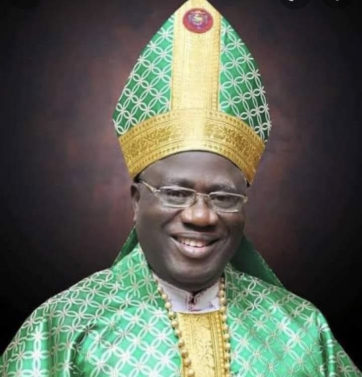   Samuel Kanu Uche Shugaban Cocin Methodist da ke Najeriya da wasu limaman coci biyu sun yi garkuwa da su Kakakin rundunar yan sandan jihar Abia Geoffrey Ogbonna ya tabbatar da sakin su ga Kamfanin Dillancin Labaran Najeriya a Umuahia a ranar Litinin Da aka tambaye shi ko sun biya wani kudin fansa Mista Ogbonna ya ce Ina iya tabbatar muku da cewa an sako su da yammacin yau Ba ni da cikakken bayani a yanzu NAN ta ruwaito cewa masu garkuwa da mutanen sun bukaci a biya su Naira miliyan 100 a matsayin kudin fansa ga fadar shugaban kasa Bishop na Owerri Rt Rev Dennis Mark da limamin Prelate Rev Shitti sosai An yi garkuwa da su ne a ranar Lahadin da ta gabata yayin da suke kan hanyarsu ta zuwa wani shiri a karamar hukumar Umunneochi da ke jihar Abia A halin da ake ciki shugaban zartarwa na karamar hukumar Umunneochi Ifeanyi Madu shi ma ya tabbatar da sakin su Hakan na kunshe ne a cikin wata sanarwa mai dauke da sa hannun sakataren karamar hukumar Mista Peter Uba ta kuma mika wa NAN Shugaban yana farin cikin sanar da sakin Mai Martaba Dokta SCK Uche JP da Prelate of Methodist Church Nigeria da mukarrabansa daga hannun wadanda suka yi garkuwa da su Kungiyar Lay President Methodist Church Nigeria Sir Ifeanyi Okechukwu ne ya tabbatar da hakan A halin yanzu shugaban cocin yana cikin coci yana godiya ga Allah Cikakkun bayanai na nan ba da jimawa ba in ji sanarwar NAN  