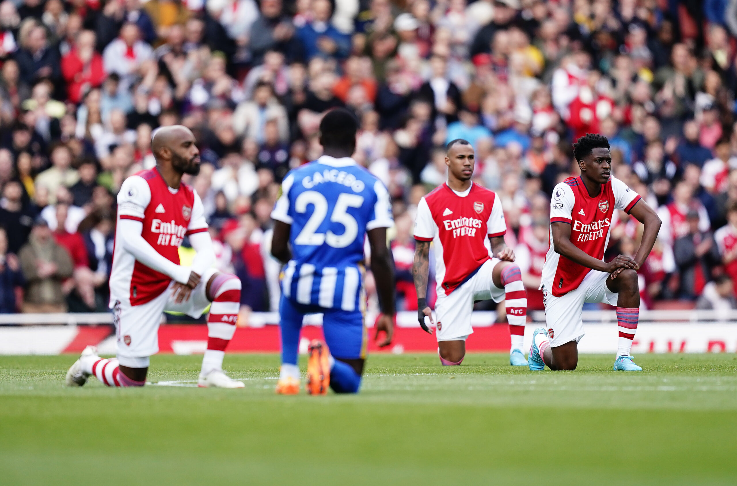   Kyaftin din kungiyar a gasar Premier ta Ingila EPL za su sake haduwa a wannan makon don yanke shawara kan ko za su ci gaba da yin kasa a gwiwa kafin buga wasanni a kakar wasa mai zuwa Nufin nuna wariyar launin fata ya kasance abin da aka saba yi a wasan kwallon kafa na Ingila tun daga bazara na 2020 kuma ana kallonsa a matsayin muhimmiyar alama a yakin da ake yi da wariyar launin fata An yi ta muhawara akai akai game da muhimmancinsa kuma wasu kungiyoyi na baya bayan nan na gasar Championship Bristol City da Swansea a makon da ya gabata sun yanke shawarar daina shan gwiwa An yi wata ganawa tsakanin kyaftin din gasar Premier 20 a ranar Alhamis inda aka yi muhawara kan ko za a ci gaba da shan kashi Amma bayan ra ayoyi iri iri ba a yanke shawara ta arshe ba kuma an shirya wani taro na wannan makon An fahimci cewa Premier League na farin cikin tallafawa yan wasan a duk zabin da suka yanke Amma ana sa ran yanke shawara nan ba da jimawa ba tare da manyan kungiyoyin da za su fara aiki ranar Juma a lokacin da Crystal Palace za ta karbi bakuncin Arsenal Abin da tabbas zai dawo yayin wa adin mai zuwa shine yan wasa suna sake fita tare kuma suna iya girgiza hannu ko dun ule hannu Barkewar cutar Coronavirus ta ga an dakatar da girgiza hannu a wani yunkuri na hana yaduwar cutar Amma yanzu zai sake zama wani bangare na al ada kafin wasan dpa NAN  