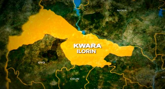   Kwara ta bayar da umarnin rufe kasuwar Mandate da ke Ilorin cikin gaggawa sakamakon rikicin da ya barke a babbar cibiyar kasuwanci a ranar Asabar Kwamishinan kasuwanci kirkire kirkire da fasaha Ibrahim Akaje ya bayyana haka a Ilorin ranar Asabar inda ya ce za a sake bude kasuwar ranar Litinin Gwamnati ta maido da kasuwannin kamar yadda aka saba bayan tashin hankali na farko da hare haren da yan daba suka kai kan kadarorin jama a Gwamnati ta bayar da umarnin rufe kasuwar na wucin gadi saboda dalilai na tsaro har zuwa lokacin da za a warware wasu matsalolin da suka haifar da tarzoma Gwamnati ta yaba da yadda jami an tsaro suka mayar da martani ga gaggawar kiran da masu shaguna ke yi Muna gargadi game da arin matsala daga kowane bangare Kasuwa da ayyukan duk wanda ke da hannu a ciki doka ce ta tsara su wanda dole ne kowa ya mutunta in ji shi Mutane da dama ne suka jikkata sakamakon arangamar da jami an tsaro da ake zargin yan fashin ne suka yi arangama a kasuwar ranar Asabar Wasu masu shagunan sun koka da jami an tsaro cewa kananan yan kasuwa masu gadi masu shara ko masu dakon kaya da ke zaune a kasuwar a kullum suna shiga cikin shagunan cikin dare A dalilin haka ne jami an yan sanda suka kai samame kasuwar tare da cafke wasu da ake zargin yan uwansu ne suka dage cewa lallai sai an sako su lamarin da ya rikide zuwa takun saka tsakanin su da jami an Jami an yan sanda sun harba barkonon tsohuwa domin tarwatsa jama ar da suka taru domin far wa yan sanda da masu shaguna da suka kai karar Biyo bayan wannan kyauta ga kowa da kowa masu shaguna da sauri suka rufe don kasuwanci kuma suka gudu Direban da ke bin hanyar da kasuwar ke kan titin dole ne ya yi tafiye tafiye don kada a kama shi a cikin imbroglio An aike da wani karin jami an tsaro da suka hada da yan sanda jami an hukumar tsaro ta farin kaya da Civil Defence NSCDC kasuwa domin shawo kan lamarin Kakakin hukumar NSCDC a jihar Kwara Ayeni Olasunkanmi ya shaidawa kamfanin dillancin labarai na Najeriya cewa rikicin ya biyo bayan wani samame da yan sanda suka kai a baya Bayan wani samame da yan sanda suka yi a kasuwar ne saboda korafe korafen da masu shagunan suka yi cewa wasu mutane na kutsawa cikin shagunansu da daddare Yan uwan wadanda ake zargin sun dage cewa dole ne yan sanda su sako wadanda aka kama An shawo kan lamarin Sauran hukumomin yan uwa na can don ganin cewa lamarin ya lafa inji shi Kakakin rundunar yan sandan jihar Kwara SP Okasanmi Ajayi ya kuma shaida wa NAN cewa rashin fahimtar juna da aka samu a kasuwar ya samo asali ne sakamakon rashin fahimtar juna da aka samu tsakanin kungiyoyin masu sayar da tumatir da barkono Ya ce Ba a sami asarar rayuka ba a cikin angarorin ya zuwa yanzu in ji shi NAN Credit https dailynigerian com kwara shuts major market  