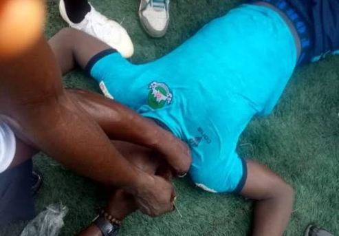  Wani dan wasan kwallon kafa da ba a san ko wanene ba ya fadi ya mutu a lokacin da yake wasa a filin kwallon kafa na Green Field da ke unguwar Lekki a jihar Legas Jami in hulda da jama a na rundunar yan sandan jihar SP Benjamin Hundeyin na rundunar yan sandan jihar ya tabbatar da faruwar lamarin a cikin tabbataccen shafin sa na Twitter a ranar Litinin kamar yadda kamfanin dillancin labarai na Najeriya ya ruwaito Mista Hundeyin ya ce jami an yan sanda reshen Maroko ne suka kawo bayanan a ranar Juma a Ya kara da cewa dan kwallon mai shekaru 31 da haihuwa wanda ba a san ko wanene ba ya mutu ne da misalin karfe 6 30 na yammacin ranar Juma a PPRO ya ce an garzaya da shi asibitin Ever Care da ke Lekki domin yi masa magani inda likitan da ke bakin aiki ya tabbatar da rasuwarsa Bisa rahoton tawagar jami an tsaro sun ziyarci wurin wasan kwallon kafa da kuma asibitin da aka duba gawar tare da daukar hotuna An ajiye gawar a dakin ajiyar gawa na jama a domin a tantance gawar A halin yanzu ana ci gaba da gudanar da bincike inji shi Mista Hundeyin ya shawarci jama a musamman yan wasa da kada su matsa kaimi Ya kuma shawarci idan sun gaji su huta Fiye da duka a yi gwajin lafiya akai akai Kamar yadda muke fada a kan titi Rayuwa ba ta da kwafi in ji shi NAN  