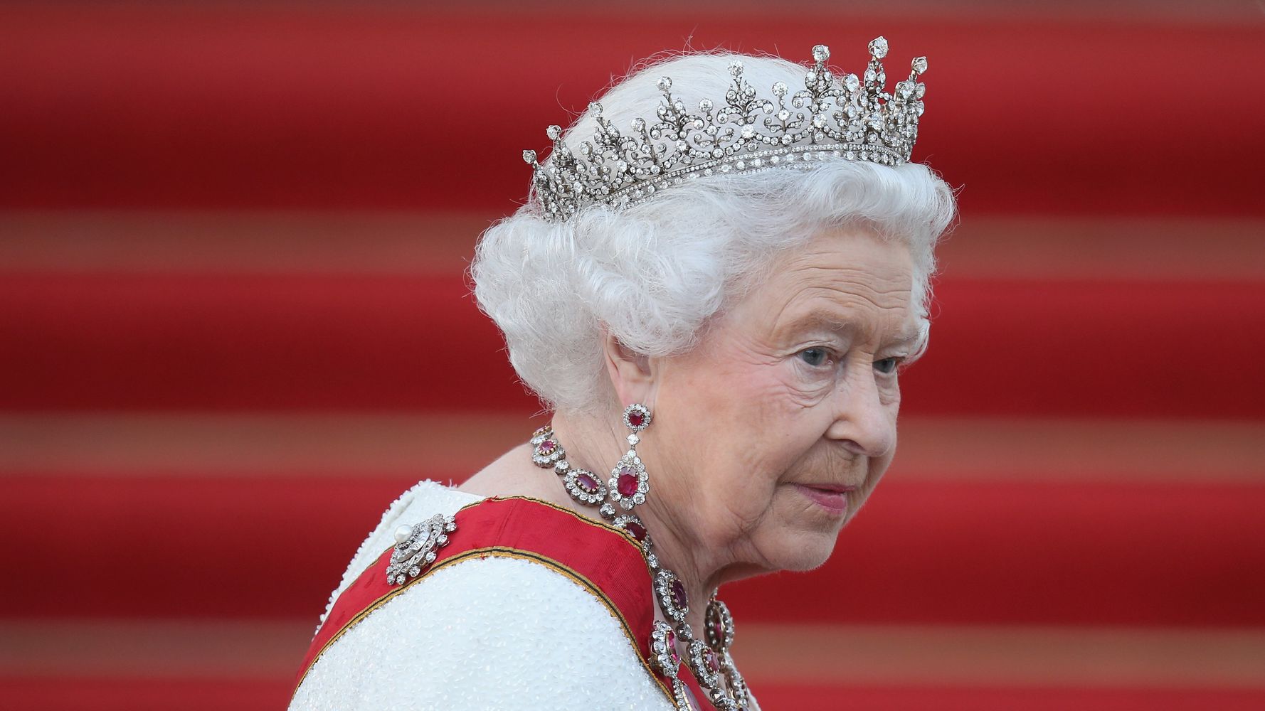   Kotun Old Bailey da ke Landan a ranar Laraba ta ce Jaswant Singh Chail mai shekaru 20 wanda ya yi barazanar kashe marigayiya Sarauniya Elizabeth a gidanta na Windsor Castle a shekarar 2021 za a yi masa shari a a shekarar 2023 An tuhumi Chail a karkashin dokar cin amanar kasa ta Biritaniya An zarge shi da yin barazanar kashe sarkin mai shekaru 96 da haihuwa inda ya mallaki wata babbar baka mai dauke da baka da nufin yin amfani da ita wajen raunata sarauniya da kuma mallakar wani makami Elizabeth wacce ta mutu a watan Satumba ta kasance a gidan sarauta a ranar kutsawa tare da danta kuma yanzu Sarki Charles da sauran dangi na kusa Chail wanda ya bayyana a zaman da aka yi ranar Laraba ta hanyar bidiyo sanye da bakar hula ya yi magana ne kawai don tabbatar da sunansa da kuma ranar haihuwarsa An gaya masa ranar da za a yi shari ar ne a ranar 20 ga Maris 2023 kuma za a shafe makonni biyu zuwa uku Bai shigar da kara ba kuma an dage shari ar don samun karin shaida yayin da Chail ke ci gaba da tsare Za a ci gaba da sauraren karar ne a ranar da har yanzu ba a tabbatar da hakan ba a watan Disamba Reuters NAN  