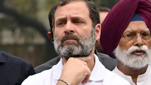   A ranar Alhamis din da ta gabata ce wata kotu a Indiya ta yanke hukuncin daurin shekaru biyu ga tsohon shugaban majalisar dokokin Indiya Rahul Gandhi bisa samunsa da laifin bata masa suna amma a ranar ta sake shi bisa belinsa Jaridar Hindustan Times ta rawaito cewa kotun ta dakatar da aiwatar da hukuncin na tsawon kwanaki 30 domin baiwa Gandhi damar shigar da kara a gaban wata babbar hukuma kuma an bayar da belinsa a kan kudi rupees 10 000 121 Wani memba na majalisar dokokin Gujarat daga jam iyyar Bharatiya Janata mai mulki a Indiya Purnesh Modi ne ya shigar da karar zargin cin mutuncin Gandhi dangane da kalaman nasa Yaya duk barayi ke da Modi a matsayin sunan kowa tun daga 2019 Lauyan Gandhi ya jaddada cewa kamata ya yi Firaministan Indiya Narendra Modi ya kasance mai shigar da kara a shari ar tunda shi ne aka fara maganar Jam iyyar National Congress ta Indiya ita ce jam iyyar siyasa ta biyu mafi girma a Indiya kuma tsohuwar kungiyar siyasa ta kasar Majalisa ta kasance jam iyya mai mulki shekaru da yawa har sai da ta sha kaye a zaben da aka yi a hannun BJP a 2014 A halin yanzu jam iyyar National Congress ta Indiya tana aiki a matsayin shugabar wata ungiya mai suna United Progressive Alliance wadda ke wakiltar jihohi da dama a asar Sputnik NAN Credit https dailynigerian com court sentences india  