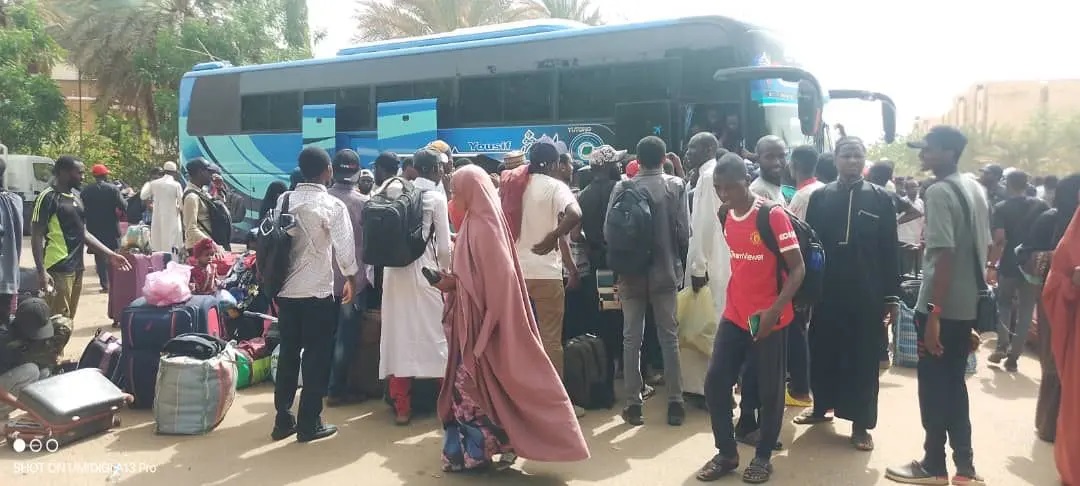   Shugaban majalisar ya ce bai kamata a ba wani wuri da zai kawo cikas ga kokarin da gwamnatin tarayya ke yi na kwashe yan Najeriya gida ba Gbajabiamila ya ce majalisar za ta yi nazari domin kawar da rudanin da ke fitowa fili kan rawar da ma aikatu da hukumomin gwamnati da abin ya shafa ke da shi wajen tafiyar da rikicin da ya addabi yan Najeriya a kasashen waje Damuwarmu ita ce kawo duk dan Najeriya da ke son komawa gida Najeriya in ji kakakin Gbajabiamila ya nuna damuwarsa kan rahoton cewa ko da yake an kwashe yan Najeriya daga Sudan sun samu jinkiri a kan iyakokin Masar saboda hukumomi sun hana su shiga yankunansu don ci gaba da tafiya Ya kuma ba da tabbacin cewa majalisar za ta binciki lamarin tare da tabbatar da cewa hakan bai sake faruwa ba Abin farin ciki ne a yanzu an bu e kan iyakoki a Masar Amma za mu dauko shi a majalisa don jin dalilin da ya sa ba su bude iyakokin kan lokaci ba musamman a lokacin da ake fama da rikici Mun yi farin ciki da cewa an kwashe dukkan yan Najeriya 5 500 da ke son barin Khartoum kuma suna kan hanyarsu ta komawa gida Najeriya Gbajabiamila ya kuma ce majalisar za ta sake duba dokar da ta sanya Hukumar Ba da Agajin Gaggawa ta Kasa NEMA ta zama hukumar da ke kula da irin wadannan mutanen domin yin nazari a kai Shugaban majalisar ya ce hakan ya zama dole saboda kura kurai da aka samu a ayyukan kwashe mutanen da ake yi a halin yanzu kamar yadda ake gani a ma aikatun ma aikatun kasashen waje Ayyukan jin kai Gudanar da Bala i da Ci gaban Al umma Sauran sun hada da Hukumar yan Najeriya mazauna kasashen waje NiDCOM da Hukumar Ba da Agajin Gaggawa ta Kasa NEMA NAN Credit https dailynigerian com sudan conflict reps  
