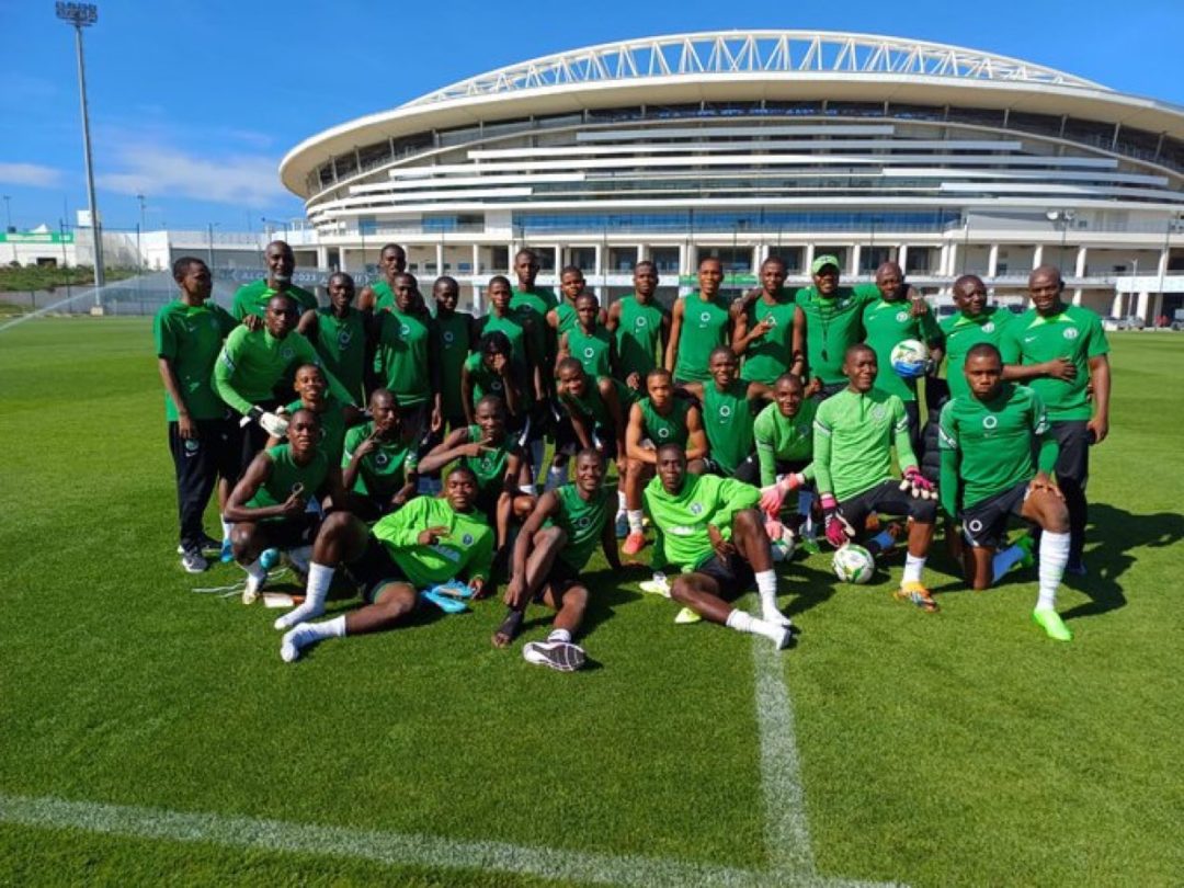   BiyuNajeriya mai rike da kofin gasar a ranar Lahadin da ta gabata ta samu dukkan maki uku a wasan da ta doke Zambia da ci 1 0 don fara kamfen din gasar cin kofin Nahiyar Afrika na yan kasa da shekaru 17 AFCON a Aljeriya bisa kyakkyawan sakamako A wata sanarwa da Ademola Olajire ya fitar mai magana da yawun hukumar NFF Favor Daniel ya buge dan wasan Zambia da ya zura kwallo a ragar ta a minti 14 da kammala wasan Kwallon ta bai wa Najeriya dukkan karramawa a fafatawar da ta yi da ita a rukunin B Najeriya ce ta mamaye wasan daf da na marece a filin wasa na Mohamed Hamlaoui amma gajeran wuce gona da iri da harbin da aka yi a gaban gola ya hana su zura kwallo a ragar tawagar Zambia da ta kasa cizo Duka kungiyoyin biyu sun buge katako a farkon lokacin kuma Abubakar Abdullahi ya ga kokarinsa ya tsira sau biyu yayin da Najeriya ta kara matsa lamba Zakarun kwallon kafa na duniya sau biyar sun shirya yin nasara da ci biyu da nema a karawarsu da Morocco ranar Laraba amma Light Eke da ya maye gurbinsa ya yi sauki a bugun fanareti da aka ba shi minti biyu a cikin karin lokaci kuma bai ba mai tsaron gida damuwa ba Dan wasan baya na Najeriya Yahaya Lawali ne ya lashe kyautar gwarzon dan wasa Tawagar Nduka Ugbade za ta kara A ranar Laraba ne Morocco ta kara da Afirka ta Kudu a wasan karshe na rukunin B ranar Asabar Tawagogin hudu da suka zo na daya a wasannin karshe na kasashe 12 za su wakilci Afirka a gasar cin kofin duniya na FIFA U17 na 2023 NAN Credit https dailynigerian com afcon golden eaglets beat  