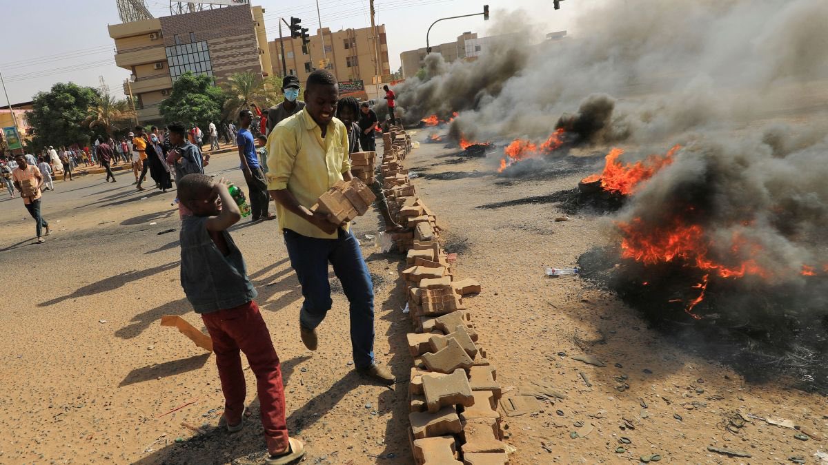   Hukumar lafiya ta duniya WHO ta ce akalla mutane 330 ne suka mutu sakamakon fadan da ya barke a babban birnin kasar Khartoum da wasu jihohi da dama ciki har da Jihohin Darfur Hukumar kula da lafiya ta Majalisar Dinkin Duniya a ranar Alhamis ta kuma ce akalla mutane 3 200 ne suka jikkata a Sudan tun bayan dambarwar karfin soji tsakanin sojojin Sudan da wata kungiyar sa kai ta haifar da kazamin fada kwanaki shida da suka gabata Darakta Janar na WHO Tedros Adhanom Ghebreyesus ya rubuta a cikin wata sanarwa da aka wallafa a shafinsa na Twitter cewa Halin da ake ciki a Sudan yana kara damuwa da kuma karaya zuciya Ghebreyesus yayi Allah wadai da duk asarar rayuka musamman hare haren da ake kaiwa fararen hula da kuma kiwon lafiya Ya nuna matukar damuwarsa kan rahotannin da ke cewa dakarun sun mamaye cibiyoyin kiwon lafiya yana mai jaddada cewa hare haren da ake kai wa harkokin kiwon lafiya keta dokokin kasa da kasa ne Rashin samun lafiyayyen hanya wutar lantarki abinci ruwa ma aikata da raguwar kayayyakin kiwon lafiya yana sa kusan ba zai yiwu ba ga cibiyoyin kiwon lafiya da yawa su yi aiki a daidai lokacin da dubban mutane suka ji rauni a cikin bukatar kulawar gaggawa in ji shi Ghebreyesus ya bukaci bangarorin da su mutunta yarjejeniyar domin mutane su nemi mafaka ko kiwon lafiya ko samun abinci ruwa da magunguna Hakazalika shugabar asusun kula da kananan yara na Majalisar Dinkin Duniya UNICEF ta kuma yi kira ga bangarorin da su mutunta hakkinsu na kasa da kasa na kare yara maza da mata daga cutarwa da kuma tabbatar da ayyukan jin kai cikin gaggawa ga yaran da ke cikin bukata Daraktar UNICEF Catherine Russell ta ce An kwashe kwanaki biyar ana gwabza kazamin fada a Sudan da kuma tsagaita bude wuta guda hudu da bai yi nasara ba sun riga sun yi mummunar barna ga yaran kasar Idan har tashin hankalin bai daina ba wannan adadin zai karu kawai Ta ce an kashe akalla yara tara yayin da sama da 50 aka ruwaito sun jikkata yayin da ake ci gaba da gwabza fada a birnin Khartoum da Jihohin Darfur da kuma Arewacin Kordofan duk da cewa rashin tsaro ya sa ana samun wahalar tattarawa da tantance bayanai Mun samu rahotannin yaran da ke matsuguni a makarantu da cibiyoyin kulawa yayin da ake gwabza kazamin fada a kusa da su na asibitocin yara da aka tilasta wa barin wurin yayin da harsasai ke kara kusantowa da asibitoci cibiyoyin kiwon lafiya da sauran muhimman ababen more rayuwa sun lalace ko kuma sun lalace suna takaita samun kulawa mai mahimmanci da ceton rai da magani ta kara da cewa Russell ya ce rikicin ya kawo cikas ga kulawar ceton rayuka da aka kiyasta kimanin yara 50 000 da ke fama da matsananciyar rashin abinci mai gina jiki wadanda ke bukatar kulawa ba dare ba rana Ta kara da cewa Yakin da ake gwabzawa ya kuma jefa cikin kasadar yanayin sanyi a Sudan ciki har da sama da dala miliyan 40 na alluran rigakafi da insulin saboda tabarbarewar wutar lantarki da kuma rashin iya dawo da janareto da mai A halin da ake ciki kuma hukumar samar da abinci ta duniya WFP ta yi gargadin cewa tashe tashen hankula na iya jefa wasu miliyoyi cikin yunwa WFP ta yi shirin tallafa wa wasu mutane miliyan 7 6 a Sudan a wannan shekara amma an tilasta musu dakatar da ayyukan na wani dan lokaci yayin da fadan ke hana kungiyoyin gudanar da ayyuka kamar isar da abinci na gaggawa samar da abinci na makaranta da kuma rigakafi da magance matsalar rashin abinci mai gina jiki Hukumar ta Majalisar Dinkin Duniya ta kuma yi asara mai dimbin yawa yayin da aka kashe ma aikatanta uku a wata arangama da aka yi a ranar Asabar sannan biyu suka samu munanan raunuka WFP ta kara da cewa ma aikatanta da ofisoshi da ababan hawa da kayan aiki da kuma kayan abinci suma sun shiga layin wuta kai tsaye Hukumar Kula da Jiragen Sama ta Majalisar Dinkin Duniya UNHAS wacce WFP ke gudanarwa a madadin kasashen duniya yanzu an dakatar da ita gaba daya Wani jirgin sama daya a birnin Khartoum ya lalace ba tare da gyarawa ba kuma an sace akalla motoci 10 da manyan motocin abinci guda shida Bugu da kari kuma an cika matsuguni da ofisoshi da kuma rumbun ajiya na WFP a Nyala a kudancin Darfur inda aka yi asarar abinci da ya kai ton 4 000 Yayin da tsarin kiwon lafiyar Sudan ya kusa durkushewa hukumar kula da lafiyar haihuwa ta Majalisar Dinkin Duniya UNFPA ta damu da mata masu juna biyu da ke bukatar kulawa da kai da kuma kai ga asibitocin da za su haihu lafiya Daraktar UNFPA Laila Bakur ta yi kiyasin cewa akwai mata masu haihuwa kusan 219 000 a Khartoum kadai Mun gano cewa akwai ka an da za mu iya yi ta fuskar samar da kulawa kuma ba su sami damar samun kowane nau i na isar da lafiya ba in ji ta Bakur ya yi magana game da daya daga cikin mumunan lamuran da UNFPA ta fuskanta game da wata uwa mai ciki wadda ta kama cikin wuta kuma harsashi ya same ta a lokacin da take kokarin zuwa asibiti Ko da yake an garzaya da ita asibiti UNFPA tana ba da sabis ko da ta wayar tarho dangane da jagora da kuma hanyoyin sadarwa a duk inda ya yiwu mun sami damar ceton yaron jaririn amma matar ta mutu cikin ba in ciki in ji ta Muna matukar damuwa da cewa yanayi a kasa inda ba a mutunta rayuwar farar hula da samun kulawar likita daga bangarorin da ke rikici da juna ba zai haifar da karin lokuta kamar haka Muna fatan gaske kuma da gaske kuma muna rokon dukkan bangarorin da ke rikici da su mutunta dokar jin kai ta kasa da kasa musamman inda aka shafi samun damar kiwon lafiya in ji jami in NAN Credit https dailynigerian com sudan conflict who reports  