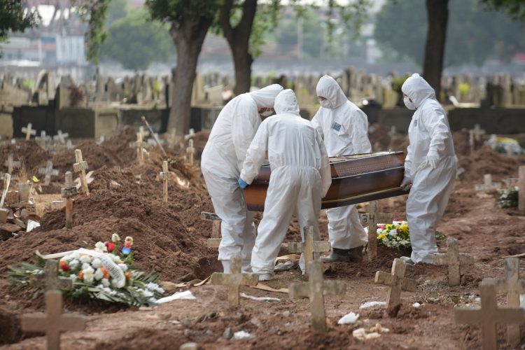   Cibiyar Kula da Cututtuka ta Najeriya NCDC ta ce a kalla mutane 202 ne suka mutu sakamakon kamuwa da cutar COVID 19 a jihar Oyo har zuwa yau Dayo Adigun mai magana da yawun dakin gwaje gwaje cibiyar bayar da agajin gaggawa ta jihar Oyo mai wakiltar NCDC ya bayyana hakan a ranar Laraba a Ibadan Adigun ya bayyana haka ne a wani shiri na wayar da kan jama a da wayar da kan jama a da kungiyar kwadago ta Najeriya NLC reshen jihar Oyo ta shirya Ya ce cibiyar ta gudanar da gwajin COVID 19 a kan mutane 91 271 a cikin jihar wanda 10 156 suka gwada ingancin kwayar cutar daga 2020 zuwa yau A cewarsa har yanzu COVID 19 na ci gaba da wanzuwa a jihar Oyo da ma Najeriya gaba daya amma da gaske mutane ba sa fitowa domin yin gwaji suna tunanin babu kwayar cutar Mista Adigun ya ce a halin yanzu ba a samu karuwar masu dauke da cutar ba saboda yanzu mutane ba sa fitowa yin gwaji Ya yi kira ga mazauna jihar da su je a yi gwaji domin sanin halin da suke ciki da kuma yin allurar rigakafi don gina garkuwar jikinsu daga kamuwa da cutar Mista Adigun ya ce yawancin alluran rigakafin da ke cibiyar sun kare kuma an watsar da su saboda ba sa zuwa yin allurar Tun da farko Kayode Martins Shugaban NLC a jihar ya ce har yanzu COVID 19 na yaduwa Martins ya ce an shirya shirin ne domin wayar da kan ma aikata da daukacin mazauna jihar domin dakile yaduwar cutar Ya ce an shirya shirin ne tare da hadin gwiwar Hukumar Yaki da Cututtuka ta Kasa NACA A cewarsa cutar ta COVID 19 ta yi tasiri sosai a duniyar aiki tun bayan da aka gano ta a kasar Sin a shekarar 2019 Ya ce annobar ta yi barazana tare da haifar da tarnaki na tattalin arziki da zamantakewa ga kasuwanci da daidaikun mutane a duniya Martins ya ce an rufe wuraren aiki da yawa tare da korar ma aikatansu ba aikin yi ba saboda masu daukar ma aikata ba za su iya kula da albashin kafin COVID 19 da kuma abubuwan kara kuzari a gare su ba Ya ce wasu mutane a zamanin nan suna tunanin kwayar cutar ta tafi lura da cewa wayar da kan jama a ya sa a san cewa har yanzu cutar ta wanzu Muna karfafa wa mutane gwiwa da su zo Sakatariyar NLC a ranakun Alhamis da Juma a don tantancewa da yin rigakafin tun daga karfe 9 00 na safe Har yanzu kwayar cutar tana tare da mu kuma dole ne mu zauna da ita kuma mu sarrafa ta in ji shi Wasu daga cikin mahalarta taron sun hada da shugaban kungiyar NULGE na jihar Ayobami Adeogun Sakataren kungiyar NUT reshen jihar Oyo Salami Olukayode da Dosu Akinpeku wadanda suka wakilci yan fansho na jihar da dai sauransu sun yabawa wanda ya shirya taron NAN Credit https dailynigerian com die covid infection oyo  