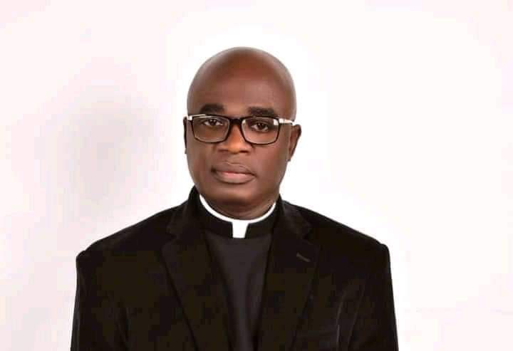   Gwamnan jihar Benue Hyacinth Alia ya fara nada mukamai a gwamnatin sa Nadin na kunshe ne cikin wata sanarwa mai dauke da sa hannun babban sakataren yada labaransa Tersoo Kula Ya ce gwamnan ya nada Emmanuel Chenge a matsayin babban sakatare mai zaman kansa PPS da Paul Biam a matsayin shugaban ma aikata Sauran sun hada da Moses Agbogbo Ode a matsayin shugaban ma aikata HoS da Joseph Alakali a matsayin sakataren gwamnatin jihar SSG Mista Alia ya ce nade naden ya fara aiki nan take yayin da ake sa ran wasu Credit https dailynigerian com benue governor appoints ssg  