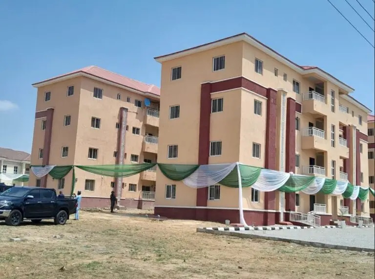   A ranar Talata ne shugaban kasa Muhammadu Buhari ya kaddamar da rukunin gidaje na tarayya da ke Zuba babban birnin tarayya FCT Gidan wanda ke kan fili mai fadin hekta 18 5 ya kunshi gidaje 748 kuma hukumar kula da gidaje ta tarayya FHA ce ta gina shi Da yake jawabi a yayin taron shugaban ya bayyana cewa Gidan na daga cikin kokarin gwamnatin tarayya na dakile fatara da samar da matsuguni ga al umma Mista Buhari ya ce aikin wanda ya ba da gudummawar ayyuka da dama a yayin gine gine wani bangare ne na kudurin sa na kyautata rayuwa ga yan kasa Samar da gidaje yana daya daga cikin ma aunin Talauci na Multidimensional Poverty Index wanda ke kalubalantar mutanenmu kuma kammala aikin zai samar da mafita ga wadanda suka amfana Sabbin masu gidajen da suka ci gajiyar wannan kadarorin za su dauki mataki kan matakin wadata daga talauci Yayin da ya yarda cewa gwamnati na da sauran abubuwan da za ta yi wa yan Najeriya da dama su mallaki gidaje ya ce gwamnati ba za ta yi kasa a gwiwa ba wajen kammala ayyukan gidaje kafin ya bar ofis Daya daga cikin matakan da muka dauka da sane don kai hari kan talauci samar da wadata da bunkasa tattalin arzikinmu shi ne yadda muke samar da ababen more rayuwa a fadin kasar Alkawarin mu na canji yana cika ga masu gida A yayin da yake taya sabbin masu gidaje a yankin ya bukace su da su zauna lafiya tare da hada kai da hukumar ta FHA domin kawo ci gaba mai dorewa a yankin A nasa bangaren ministan ayyuka da gidaje Babatunde Fashola ya ce an amince da tallafin aikin ne a shekarar 2018 Mista Fashola ya ce sama da ma aikata 13 000 ne suka ci gajiyar aikin kai tsaye da kuma a kaikaice daga yan kwangila 75 Ya ce masu cin gajiyar pf estate sun ha a da wa anda suka biya ta hanyar jinginar gida biyan ku i guda aya da kuma na haya Kammala aikin yana nuni da kudurin mu na cewa ba za mu bar ayyukan da aka yi watsi da su ba Gine ginen ya bai wa yan Najeriya aikin yi sun hada da masu sana ar hannu da kuma masu sayar da abinci wadanda ke yawan zuwa neman kudi domin su da iyalansu Manajan Darakta na FHA Senior Ashiru Ashafa ya ce hukumar ta dauki nauyin aikin ne ta hanyar tallafin N7 5bn daga gwamnati da kuma N2bn daga kudaden shiga da take samu a cikin gida Ya ce gidan na da benaye mai dakuna 1 2 da 3 da kuma filin fili mai dakuna 3 ya kara da cewa nan ba da dadewa ba FHA za ta kaddamar da rukunin gidaje 336 a Bwari Credit https dailynigerian com buhari commissions zuba  