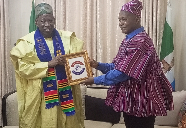 MR STEPHEN NTIM, NATIONAL CHAIRMAN OF GHANA’S RULING PARTY, NPP, PRESENTING HIS PARTY’S FRAMED LOGO TO ALHAJI ABDULLAHI GANDUJE, APC’S NATIONAL CHAIRMAN ON SUNDAY OCTOBER, 1 IN ABUJA.